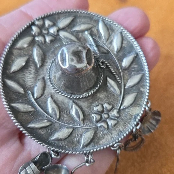 Vintage Mexico 925 Sterling Western Hat Sombrero Brooch Charms Guitar! 13 Grams - Picture 4 of 7